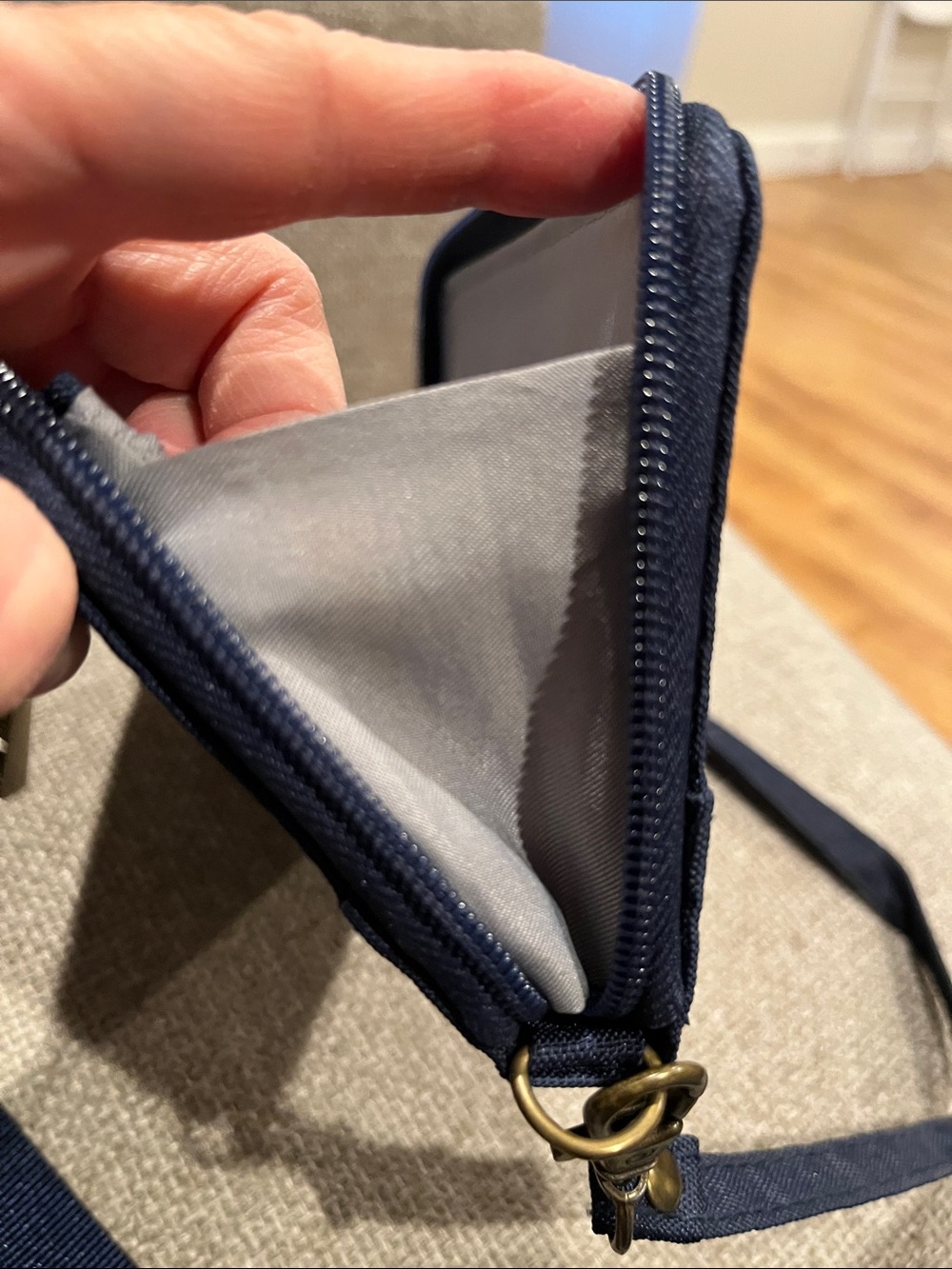 Travelon wristlet - Picture 6 of 6